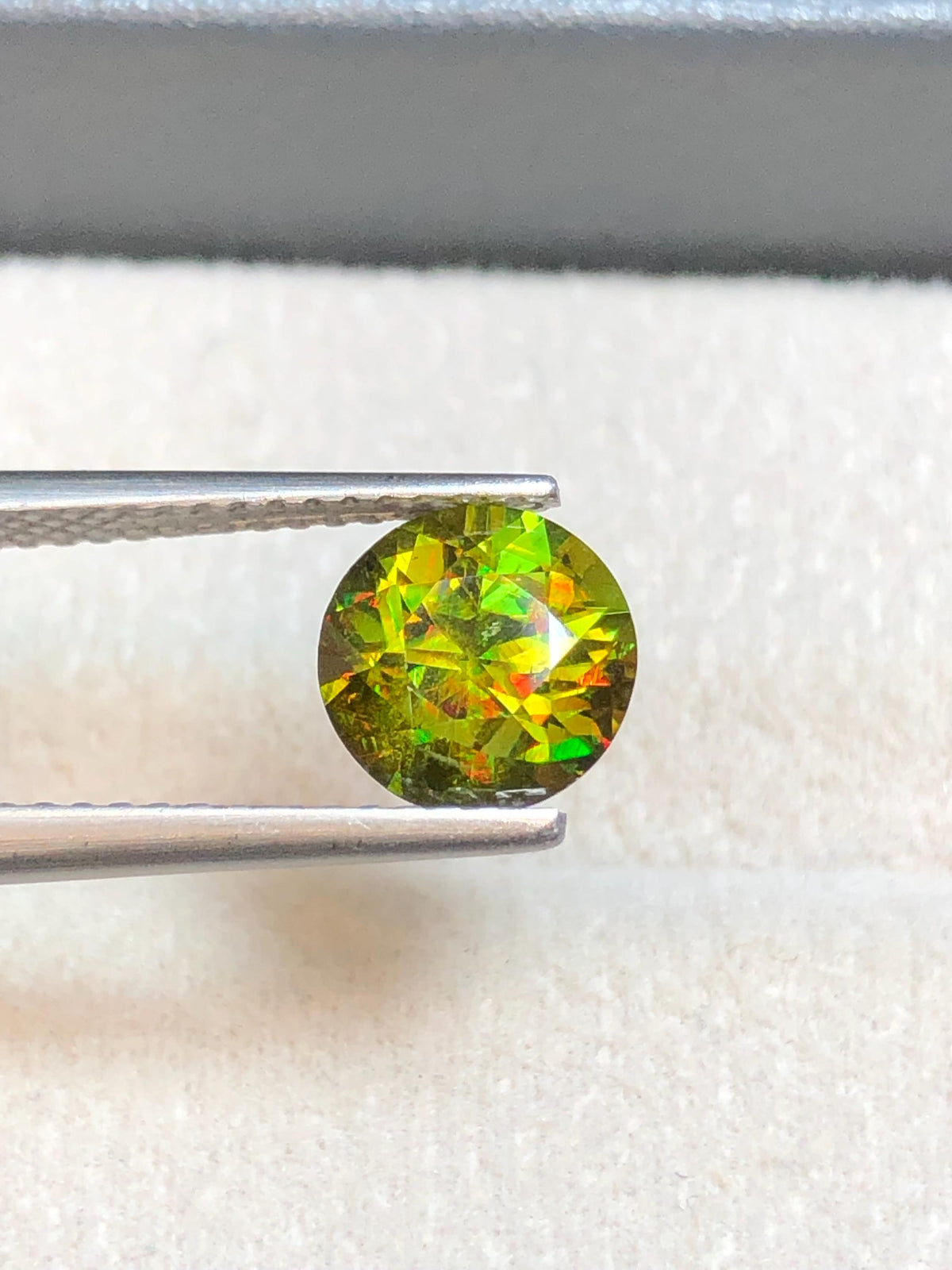 Chrome Sphene 1.75ct Round Cut – Madagascar • Full Fire