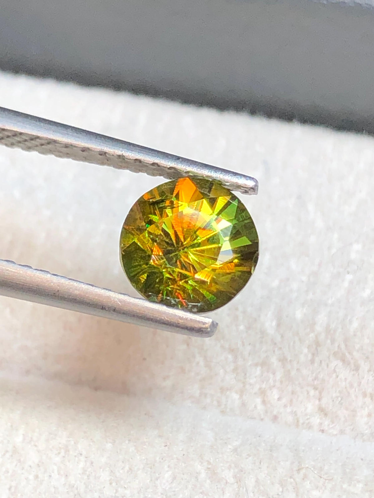 Chrome Sphene 1.30ct Round Cut – Madagascar • Full Fire