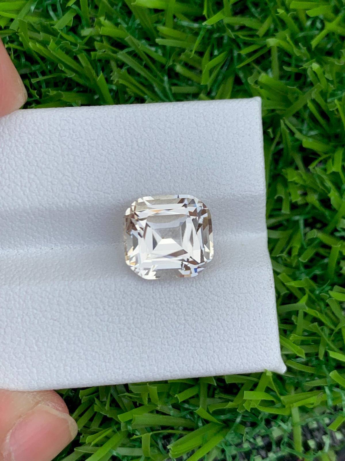 Morganite 4.60ct Cushion Cut – Golden Peach Sparkle