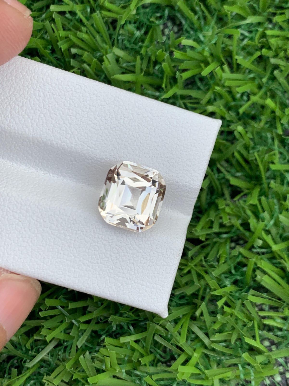 Morganite 4.60ct Cushion Cut – Golden Peach Sparkle
