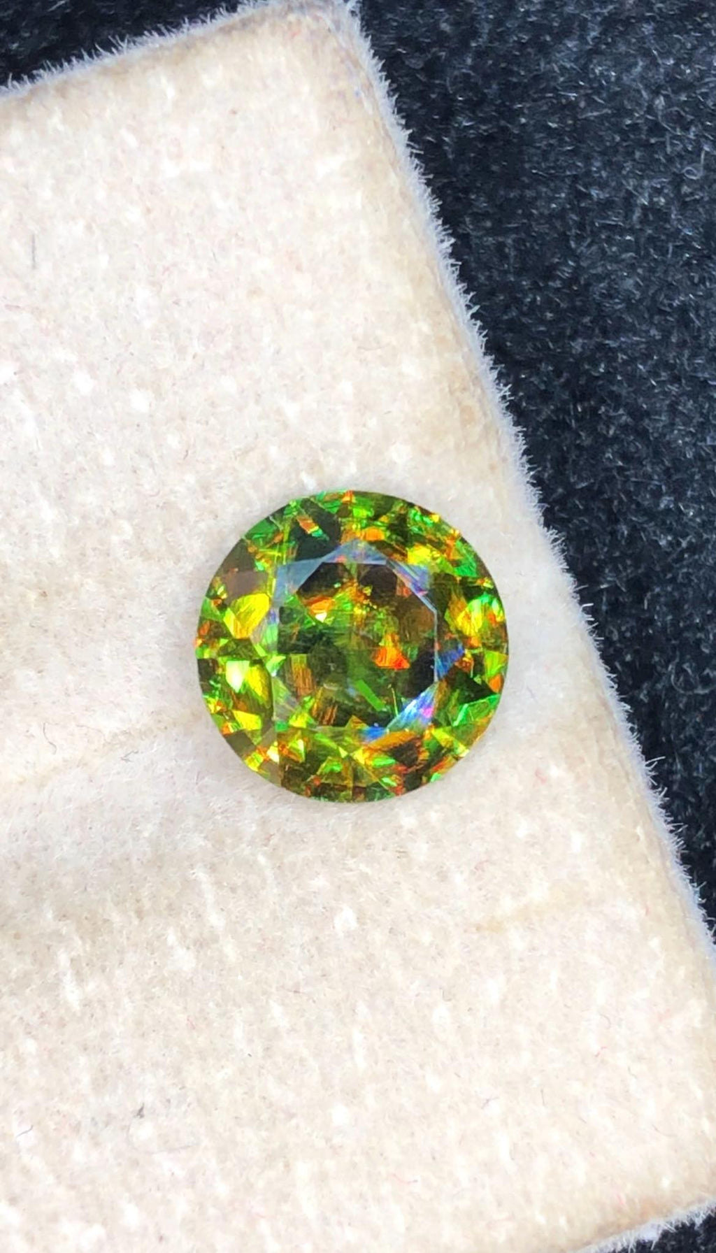 Chrome Sphene 1.75ct Round Cut – Madagascar • Full Fire