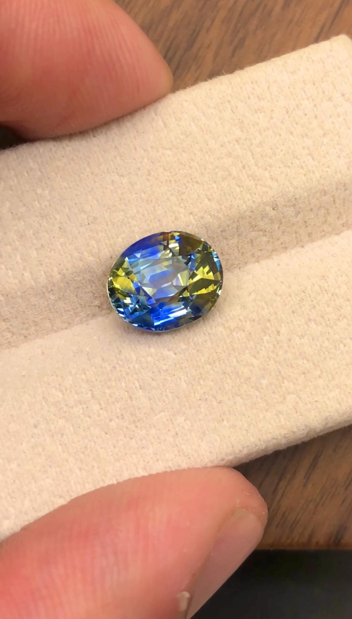 Bi Color Sapphire 4.17 Ct Oval Cut – Blue-Yellow Gem from Sri Lanka No Heat
