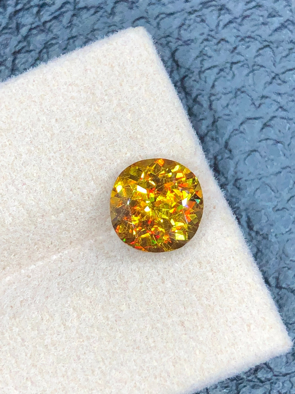 Trichroic Sphene Gemstone: Round Cut, 2.60 CT, Zagi Mine