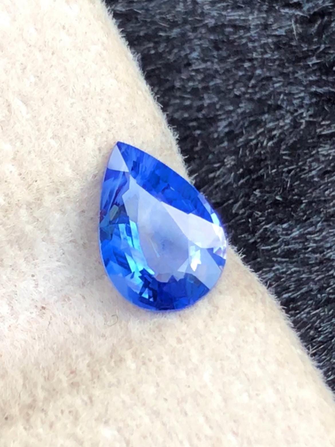 Royal-Blue Sapphire 0.92ct Pear Cut • Sri Lanka