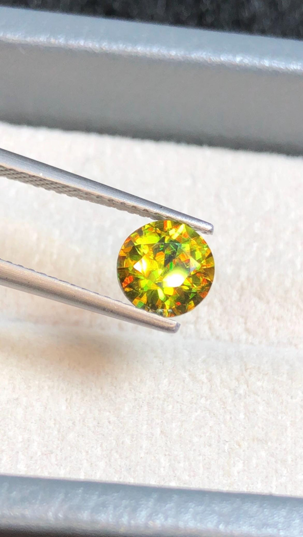 Chrome Sphene 1.30ct Round Cut – Madagascar • Full Fire