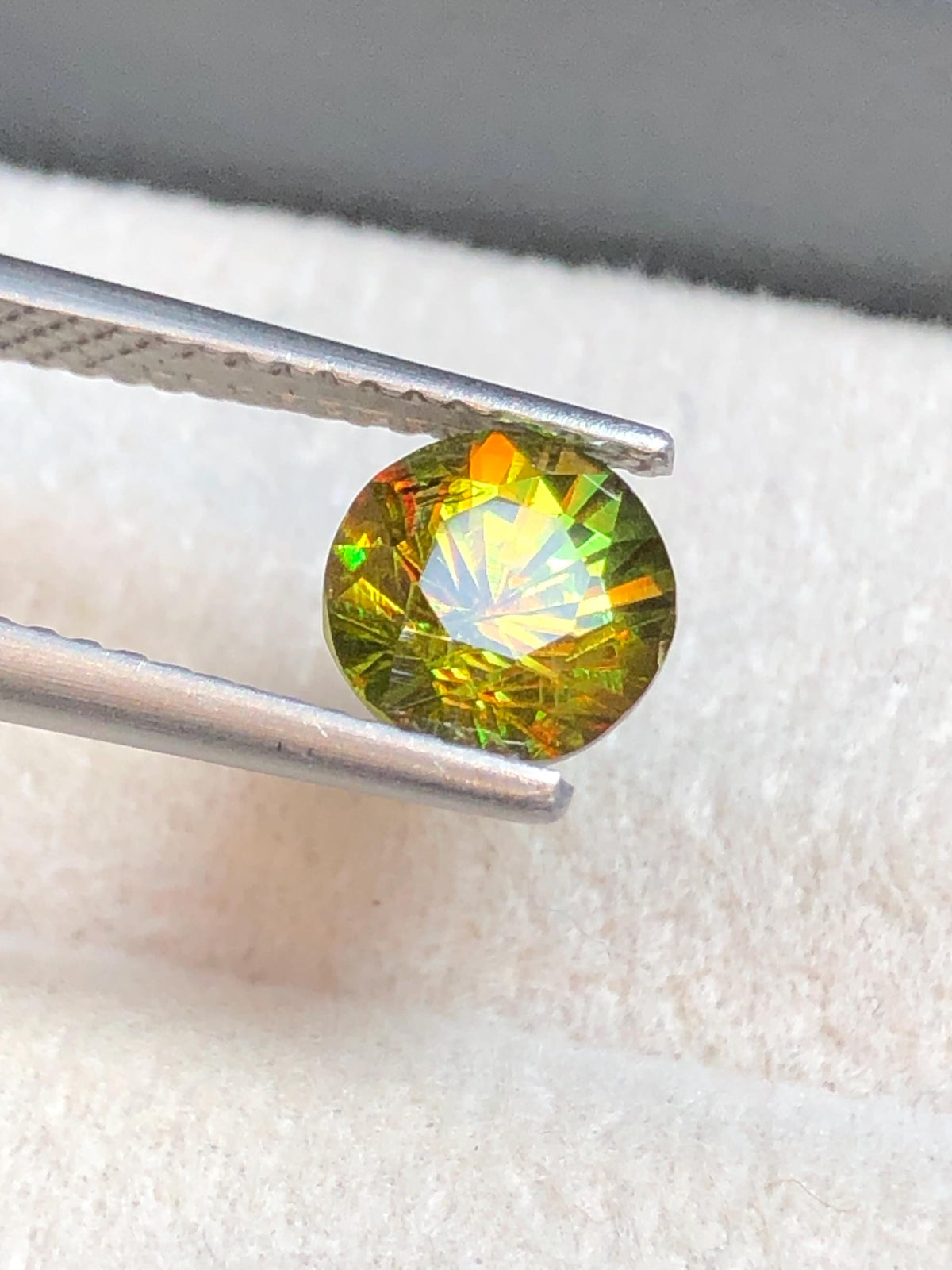 Chrome Sphene 1.30ct Round Cut – Madagascar • Full Fire
