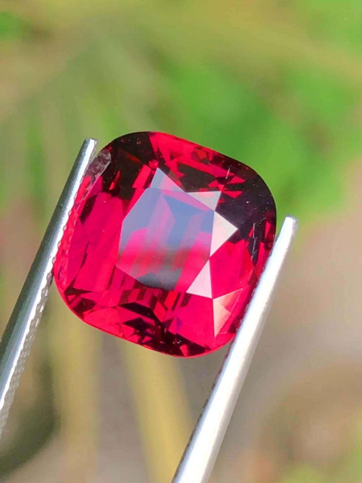 Rhodolite Garnet 7.05 ct Cushion Cut – Certified Raspberry-Tone Tanzanian Gemstone