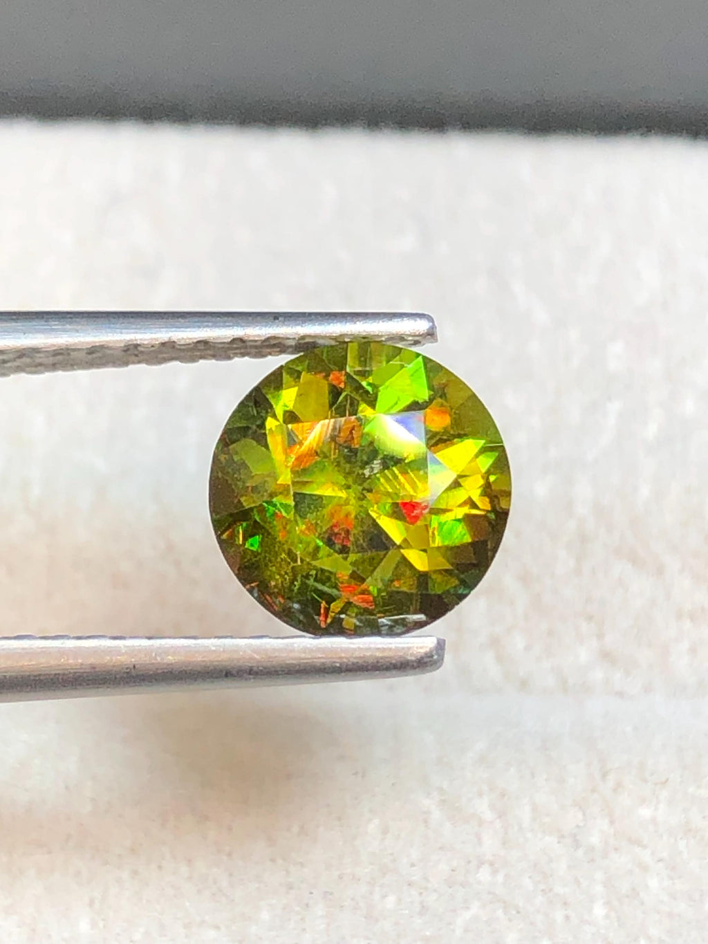 Chrome Sphene 1.75ct Round Cut – Madagascar • Full Fire