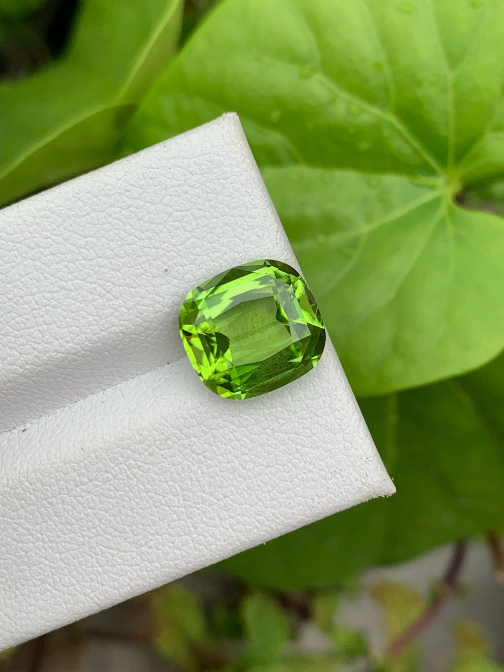 Cushion Cut Peridot Gemstone: Green Faceted Loose Stone, 4.75 CT