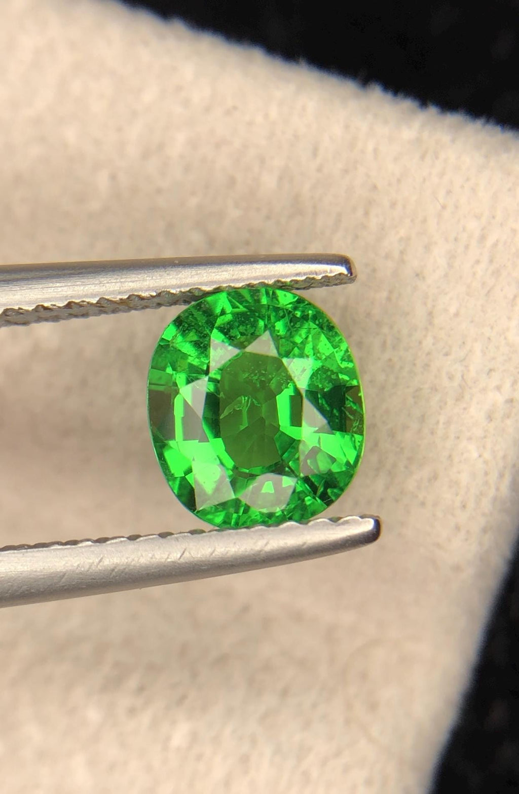 Green Tsavorite Garnet 1.20ct Oval Cut – Vivid Green Tanzanian Gemstone
