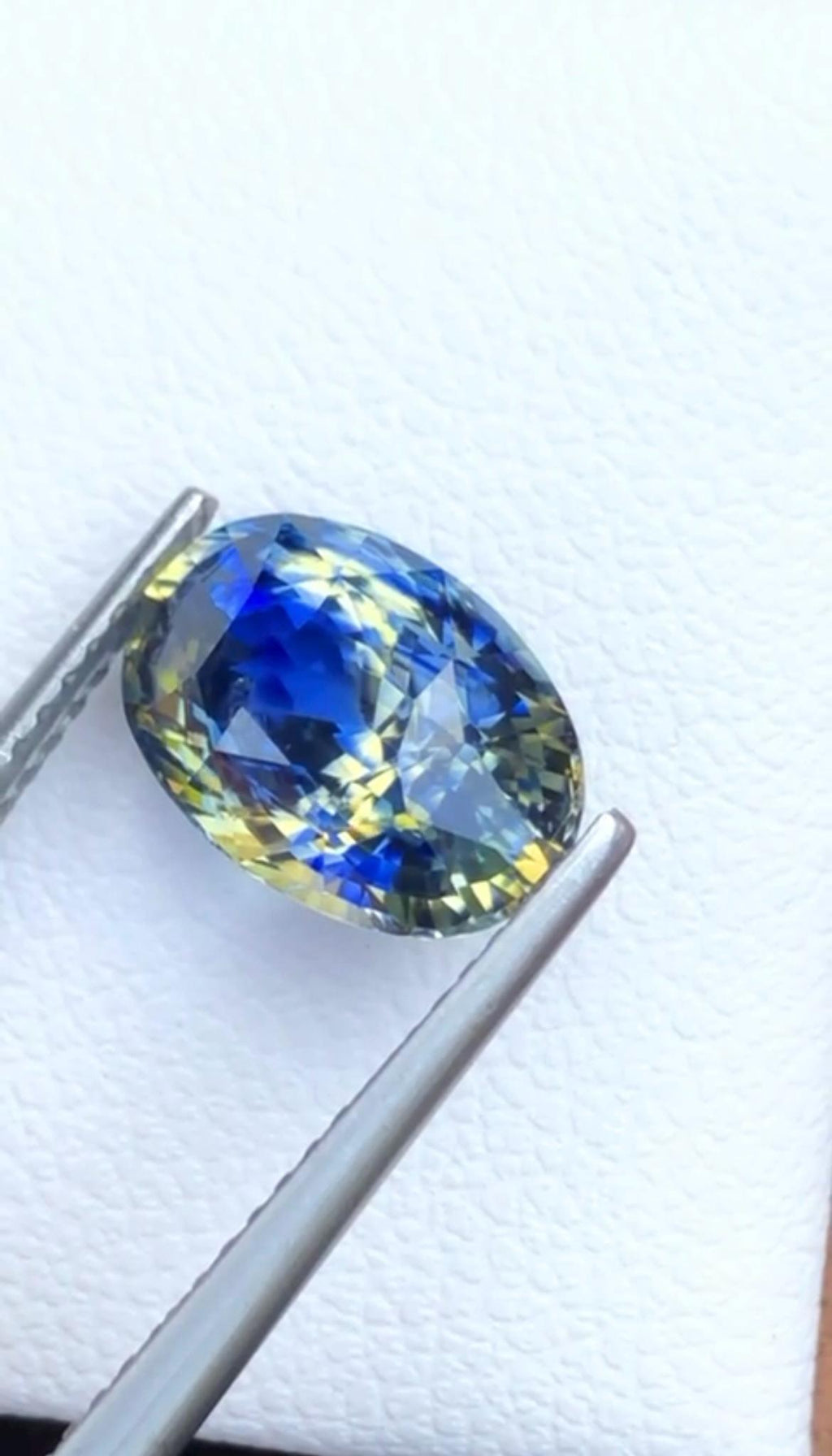 Bi Color Sapphire 4 Ct Oval Cut – Blue-Yellow Gem from Sri Lanka