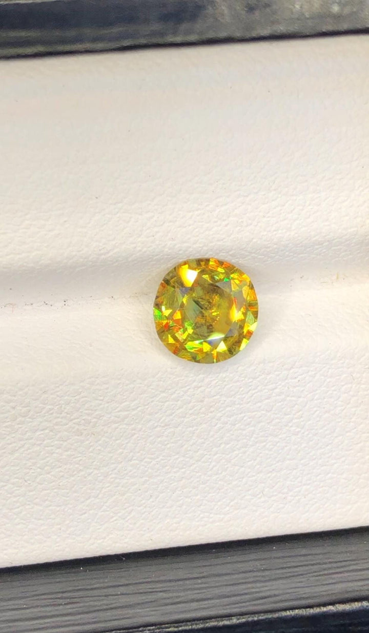 Natural Sphene Gemstone: Faceted Round Titanite, 1.40 CT