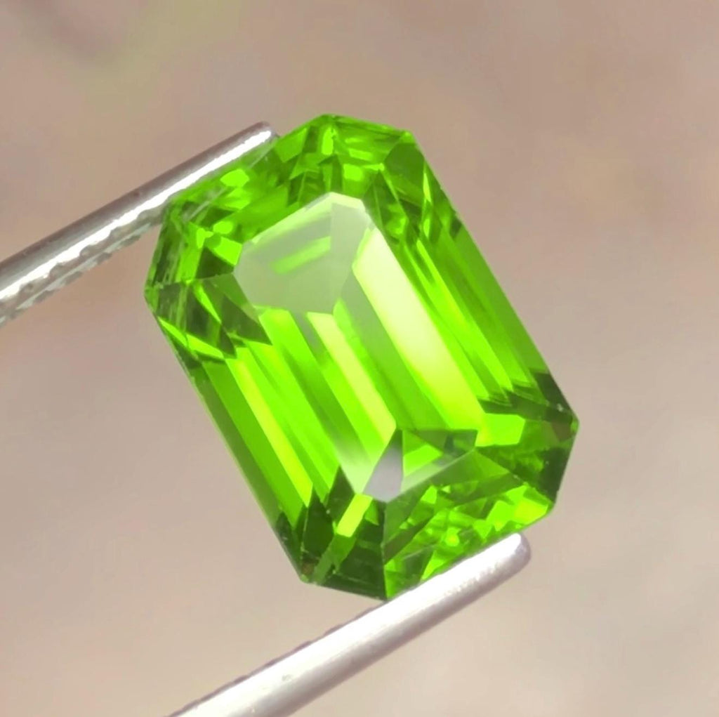 Flawless 5.53 Cts Perfect Green Peridot Gemstone from Pakistan Origin