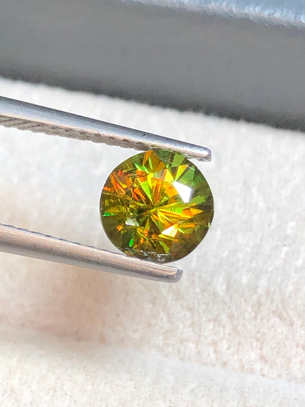 Chrome Sphene 1.30ct Round Cut – Madagascar • Full Fire