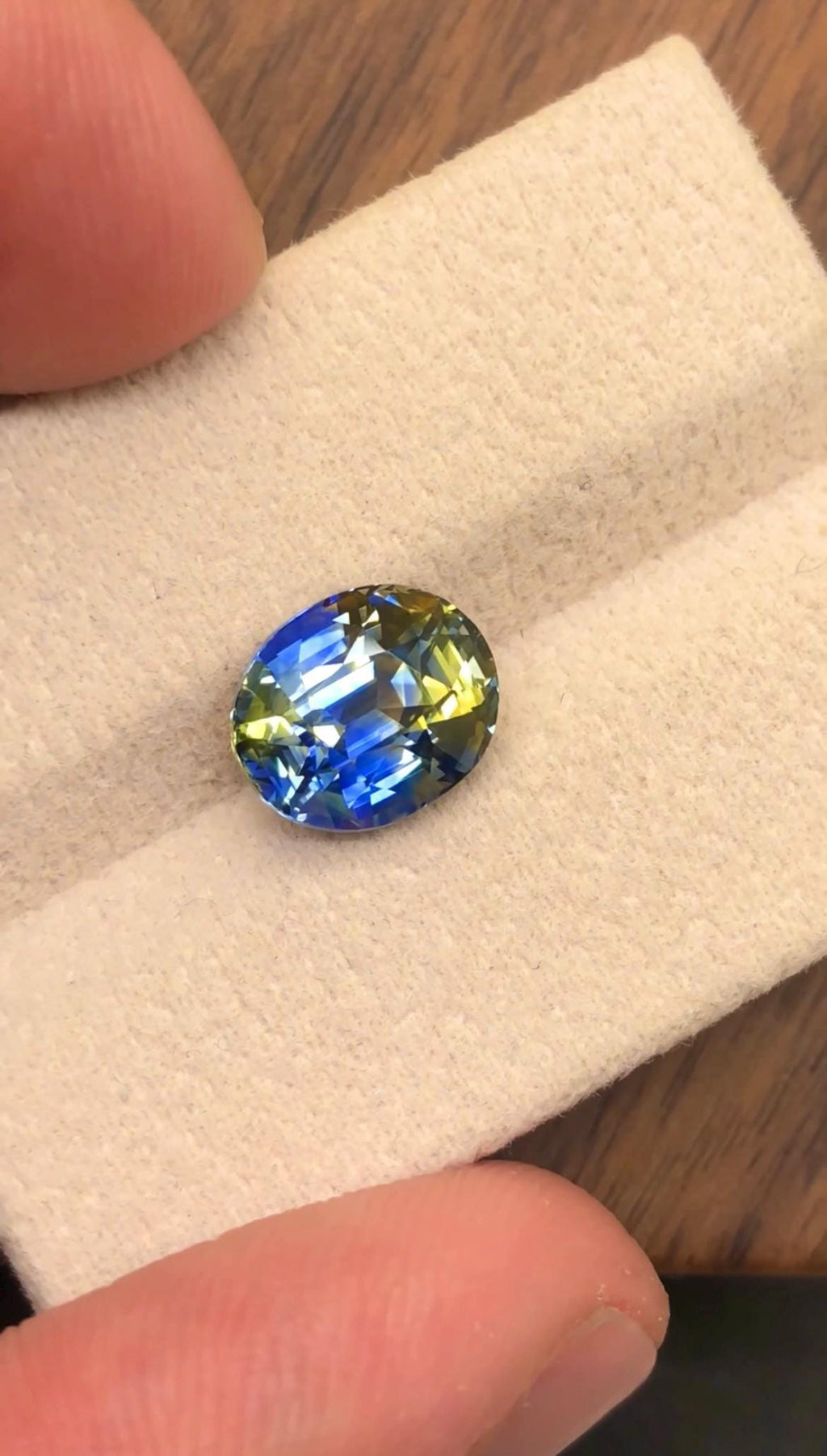 Bi Color Sapphire 4.17 Ct Oval Cut – Blue-Yellow Gem from Sri Lanka No Heat