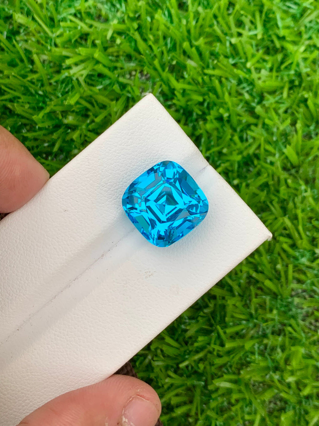 Electric Swiss Blue Topaz Gemstone: 19.25 CT Cushion Cut Stone