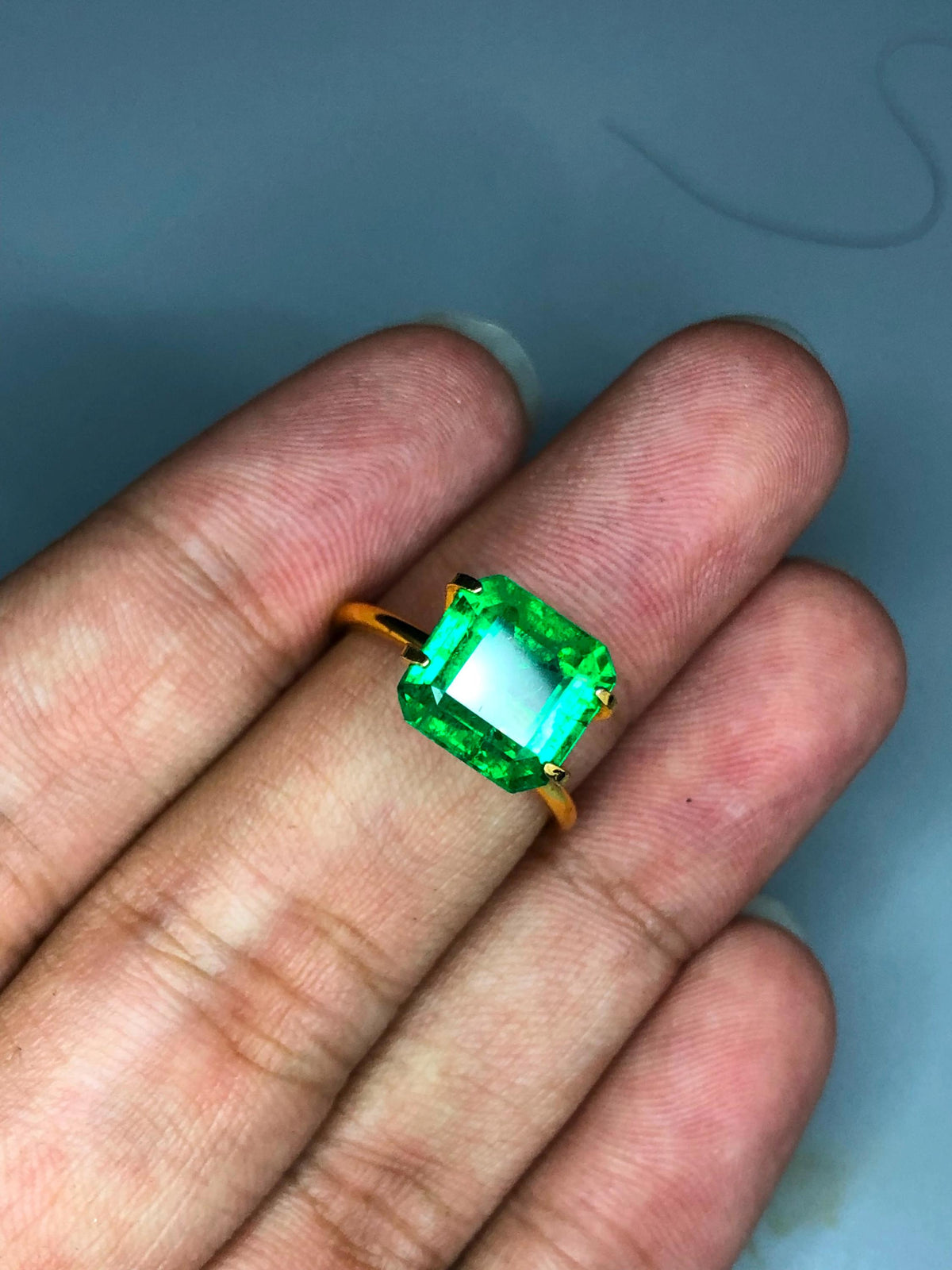 3.97 Ct Top Quality Natural Vivid Green Emerlad from zambia