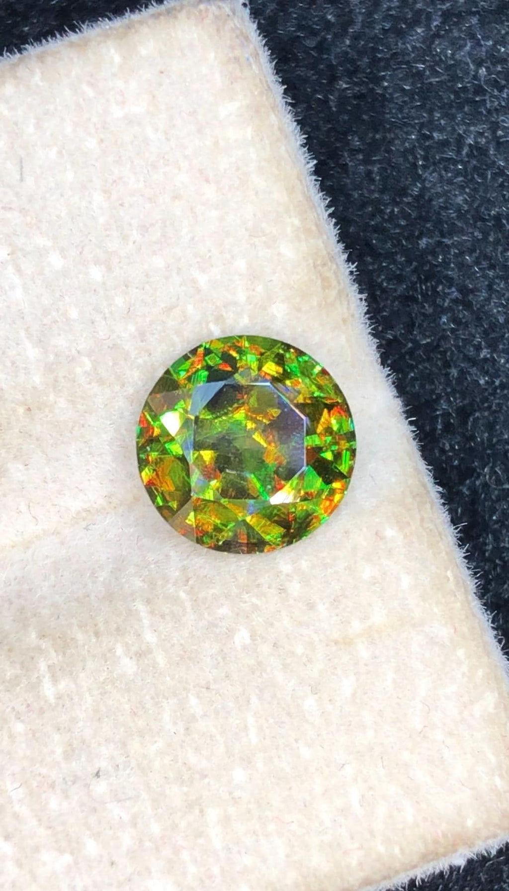 Chrome Sphene 1.75ct Round Cut – Madagascar • Full Fire