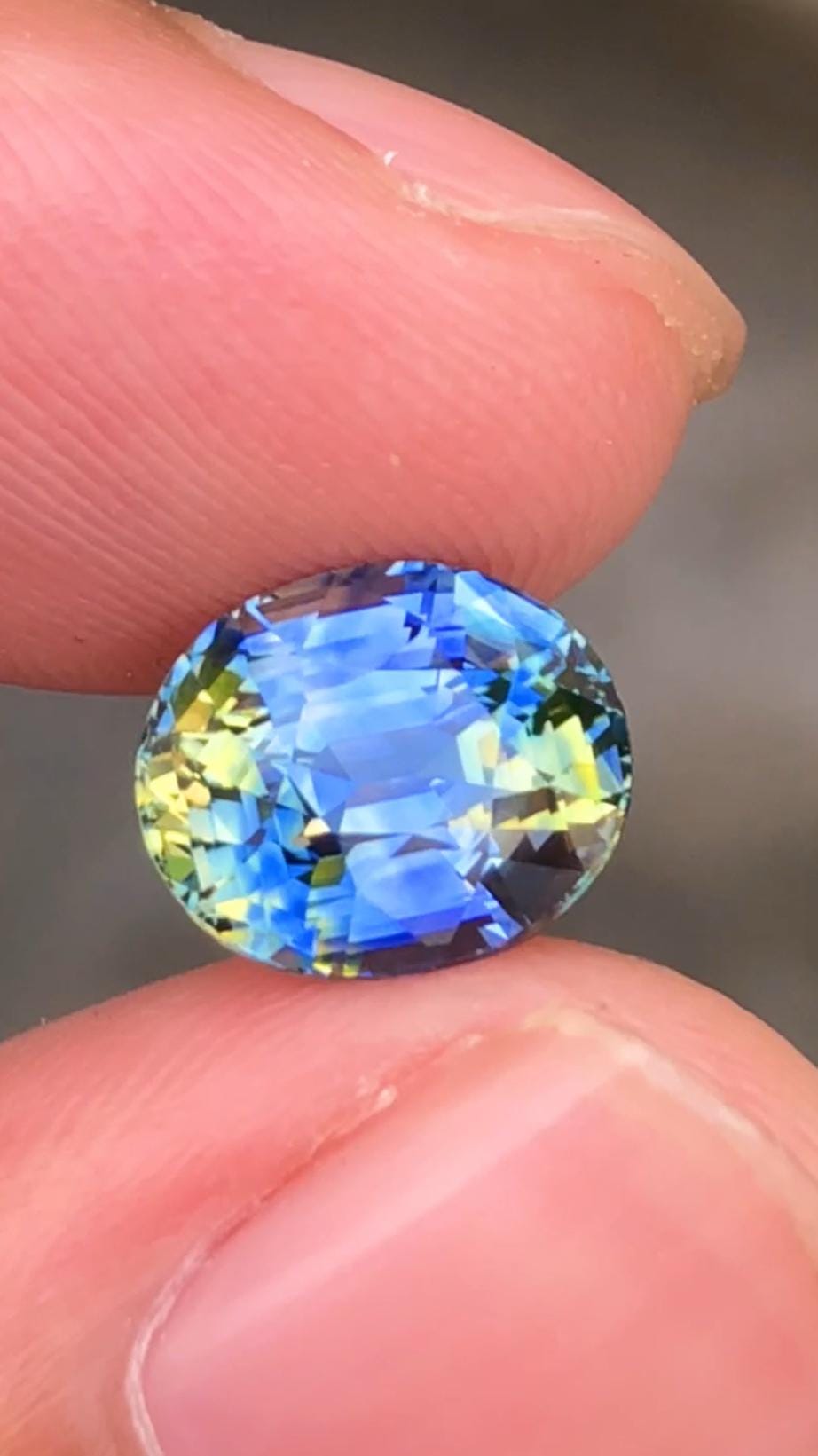 Bi colour top Sapphire 4.17 carat-Blue Bi Color