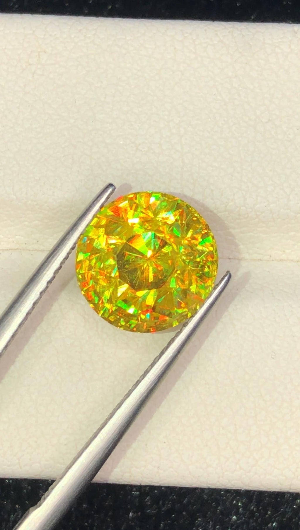 Trichroic Sphene Gemstone: 5.65 CT Round Faceted Titanite