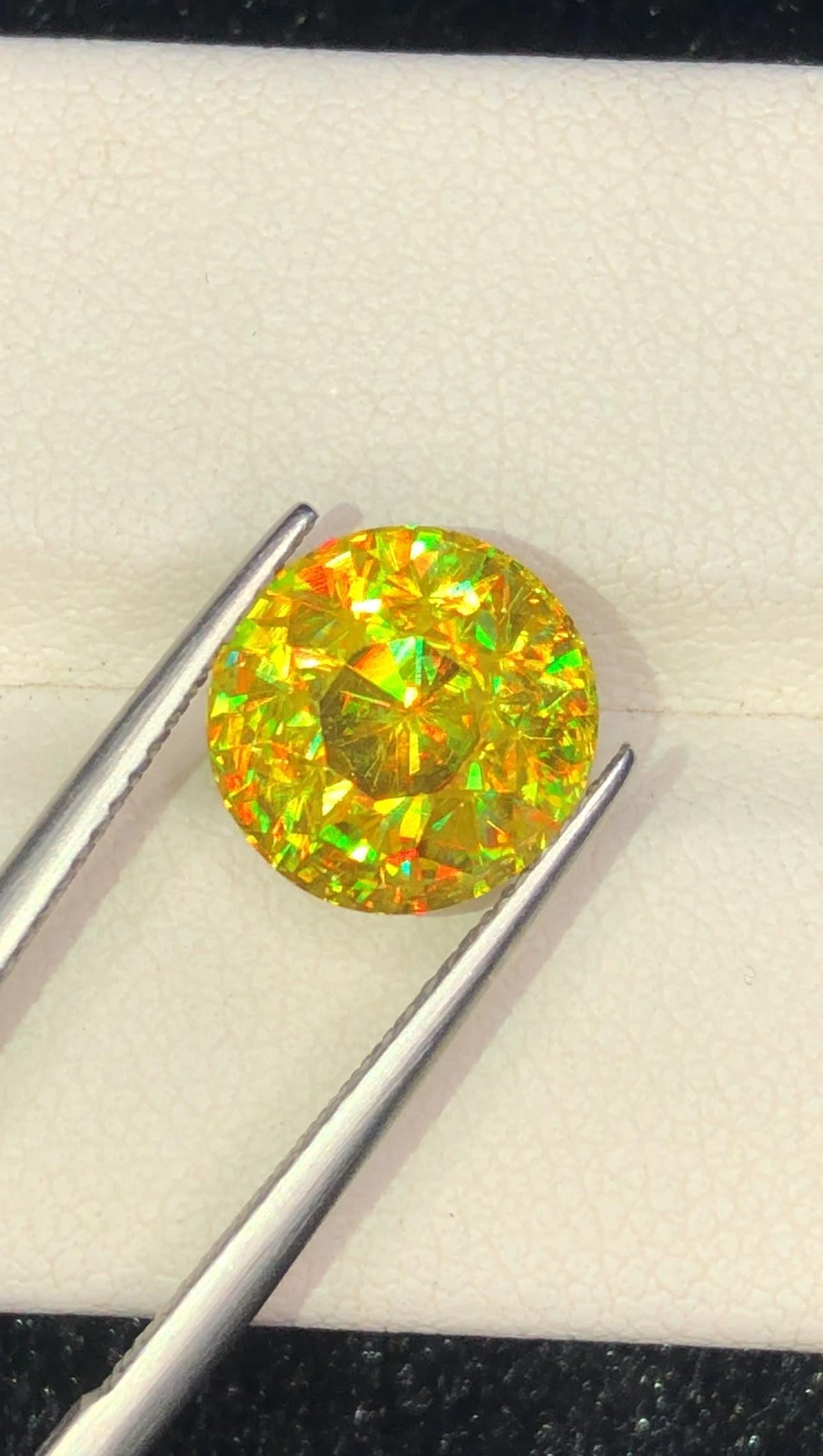 Trichroic Sphene Gemstone: 5.65 CT Round Faceted Titanite