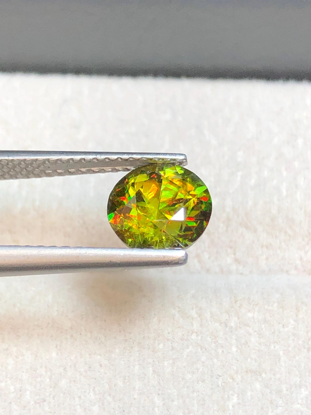 Chrome Sphene 1.75ct Round Cut – Madagascar • Full Fire