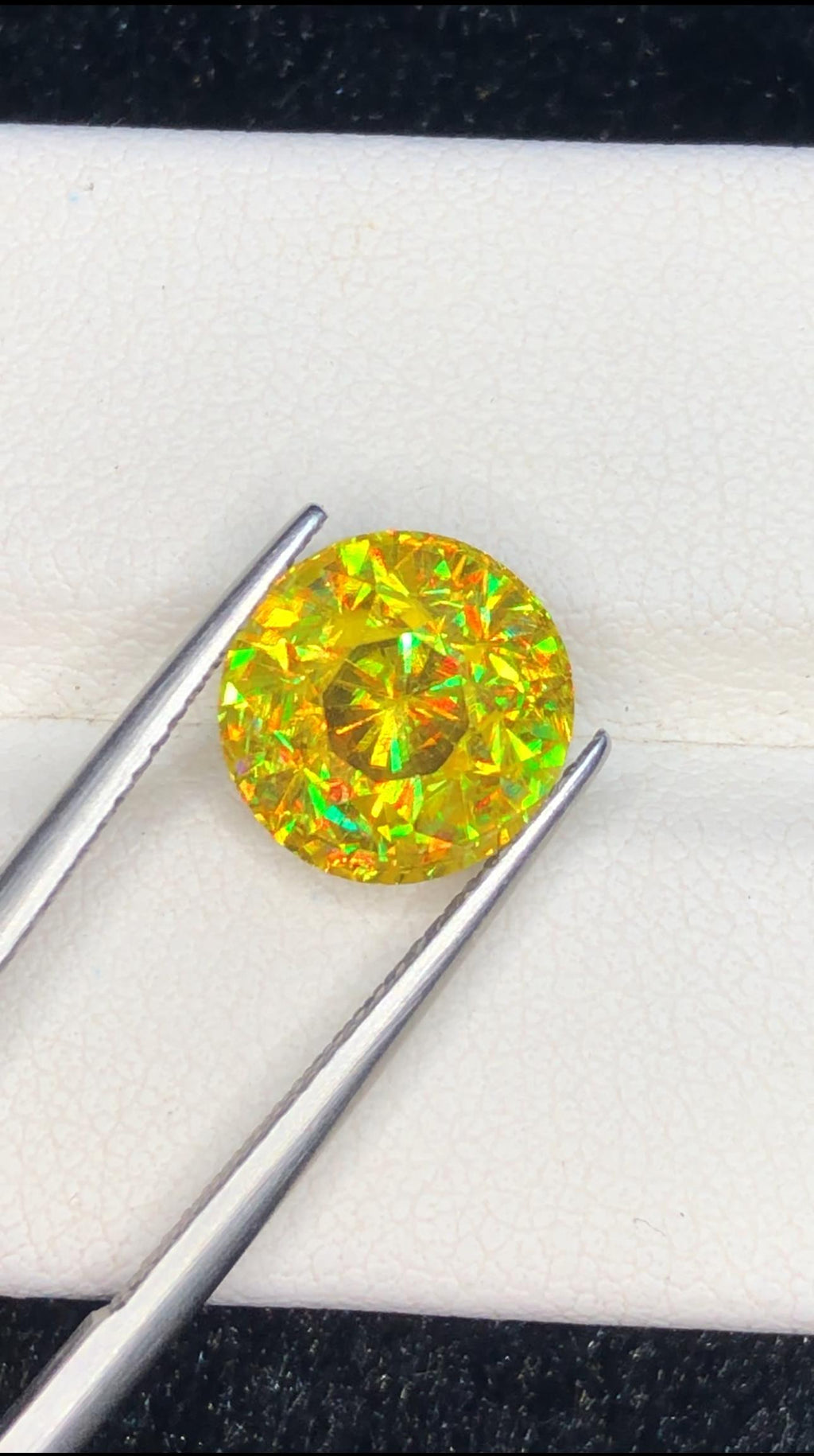 Trichroic Sphene Gemstone: 5.65 CT Round Faceted Titanite