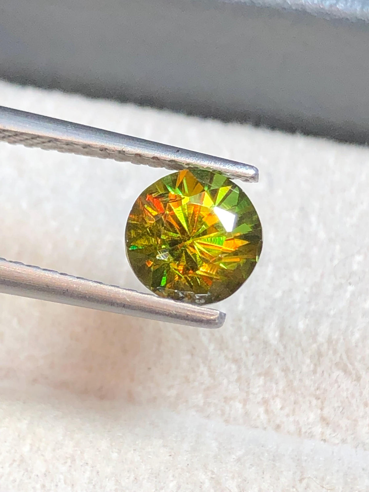 Chrome Sphene 1.30ct Round Cut – Madagascar • Full Fire