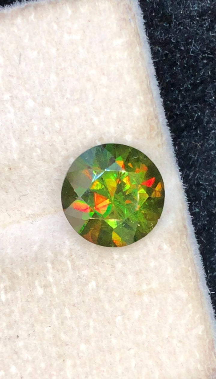 Chrome Sphene 2.20ct Round Cut – Madagascar • Full Fire