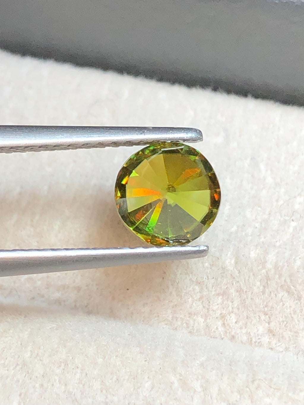 Chrome Sphene 1.30ct Round Cut – Madagascar • Full Fire