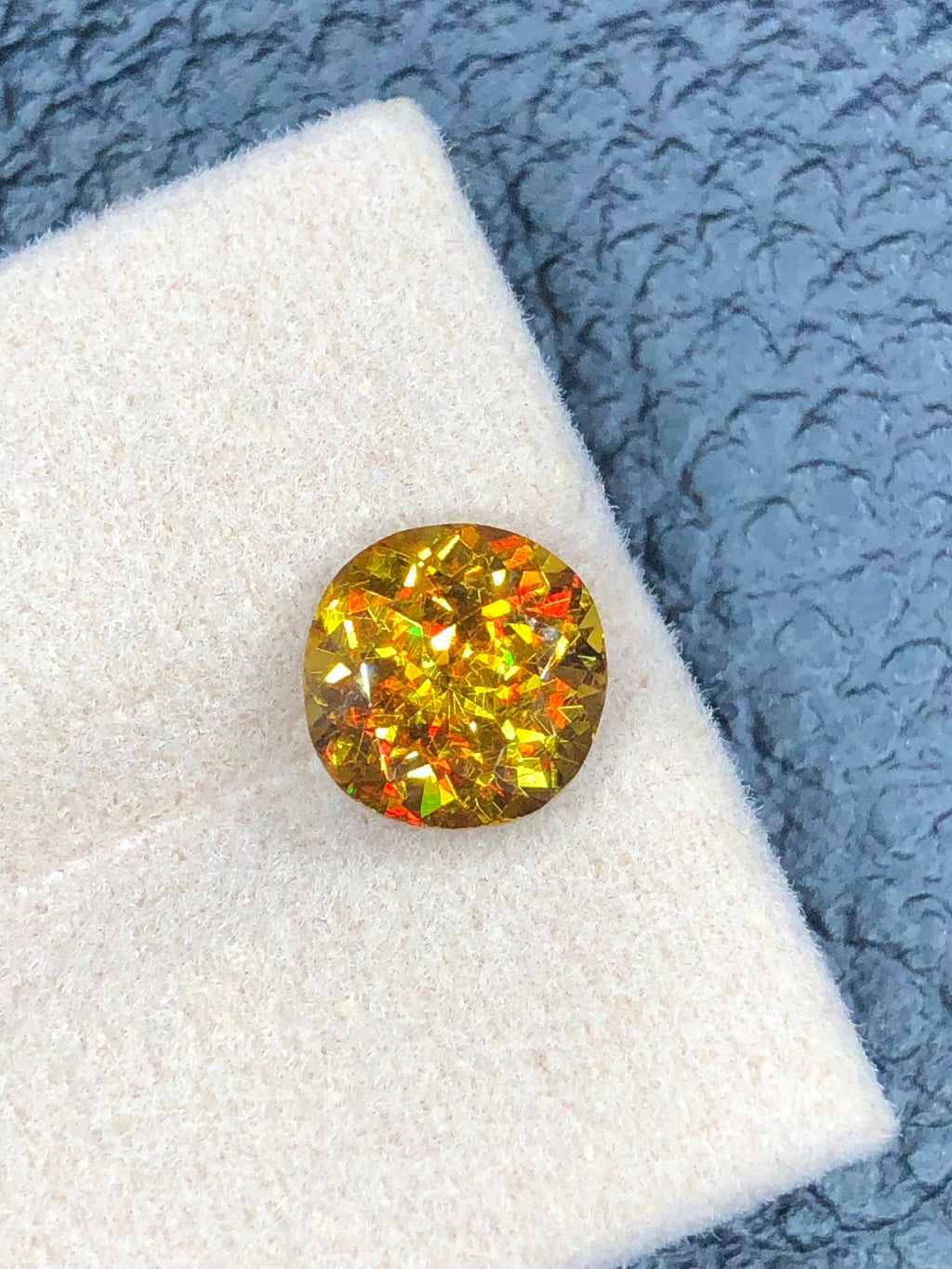 Trichroic Sphene Gemstone: Round Cut, 2.60 CT, Zagi Mine