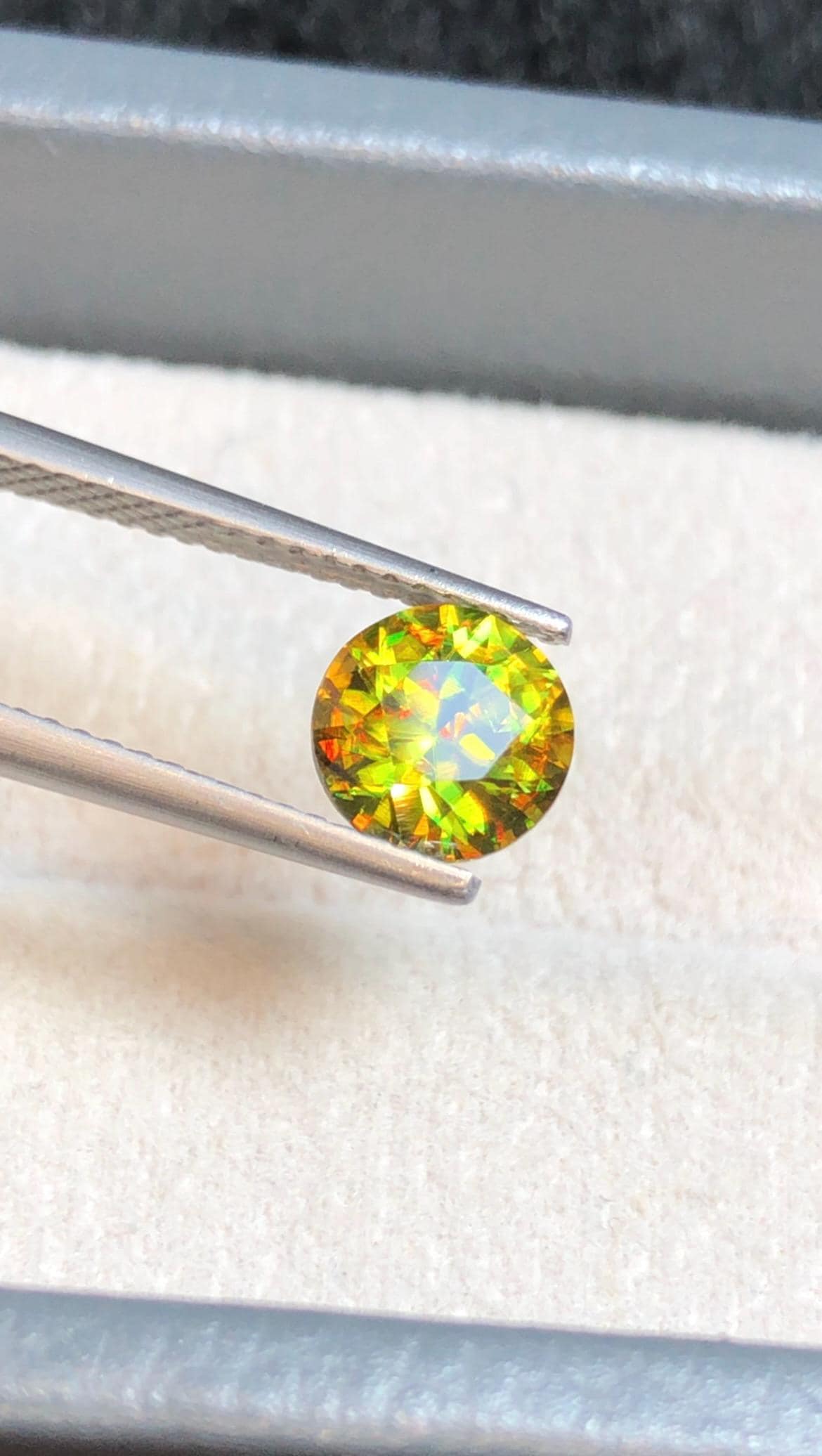 Chrome Sphene 1.30ct Round Cut – Madagascar • Full Fire