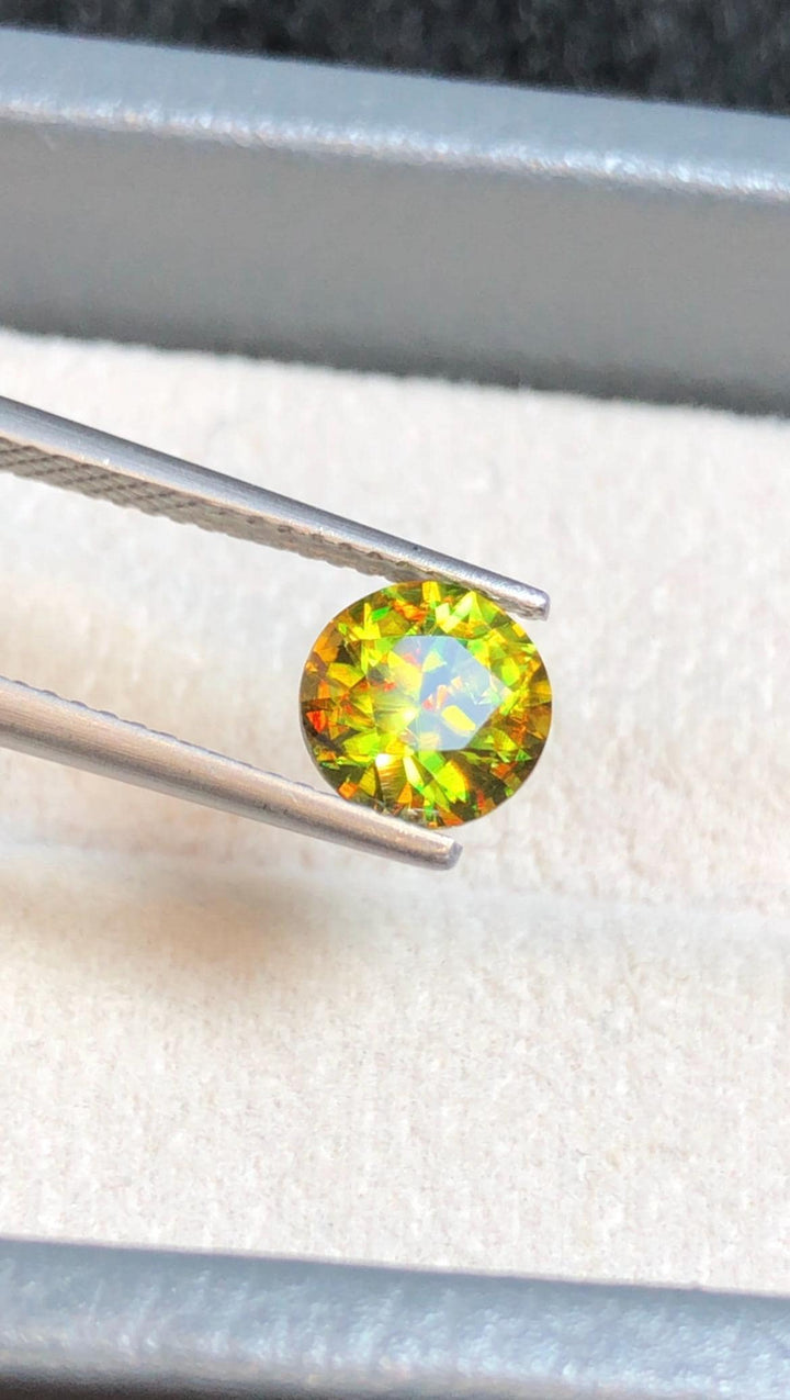 Chrome Sphene 1.30ct Round Cut – Madagascar • Full Fire
