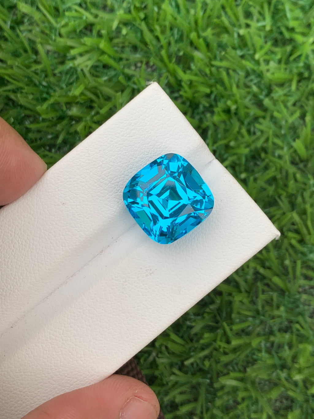 Electric Swiss Blue Topaz Gemstone: 19.25 CT Cushion Cut Stone