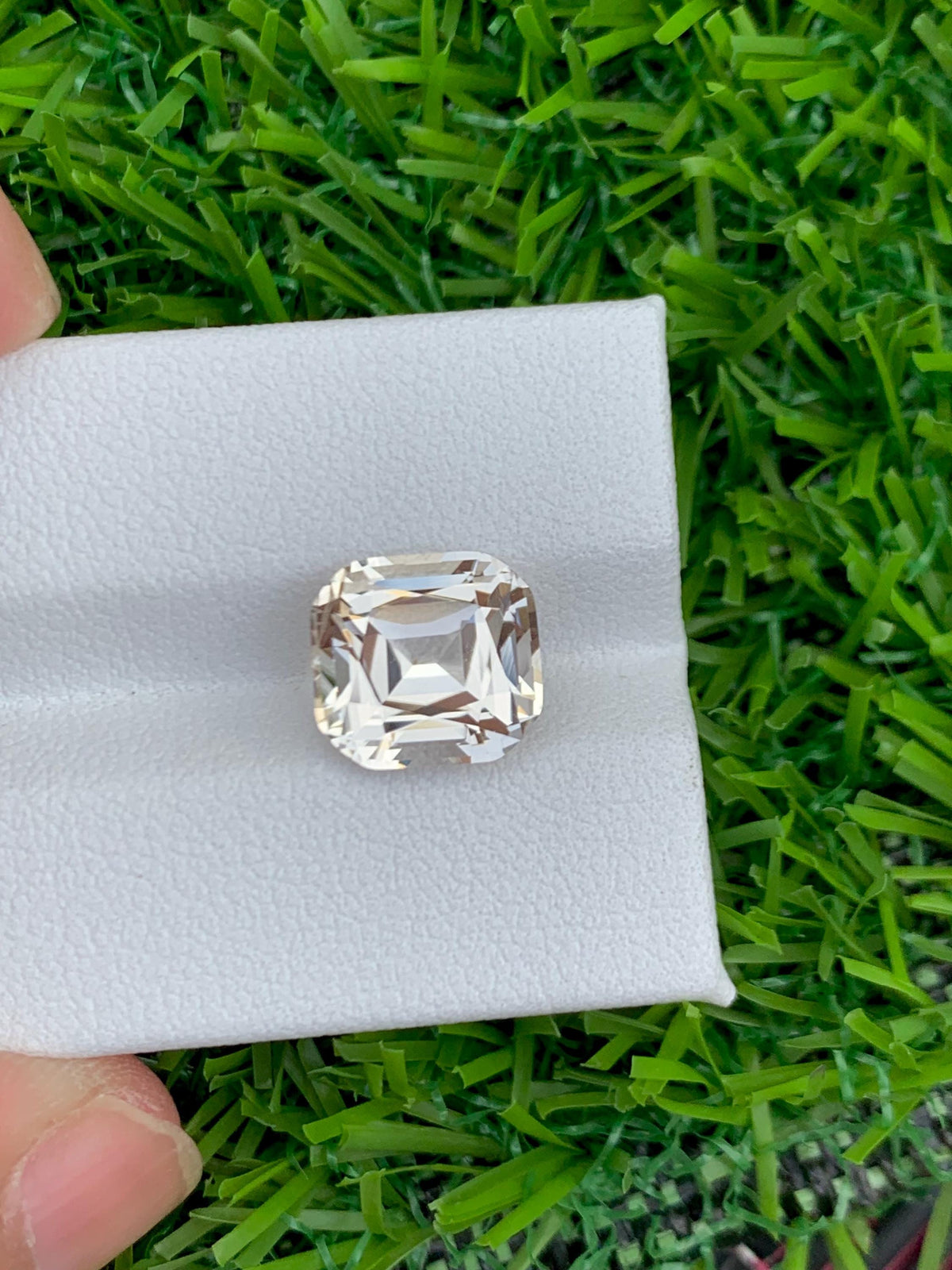 Morganite 4.60ct Cushion Cut – Golden Peach Sparkle