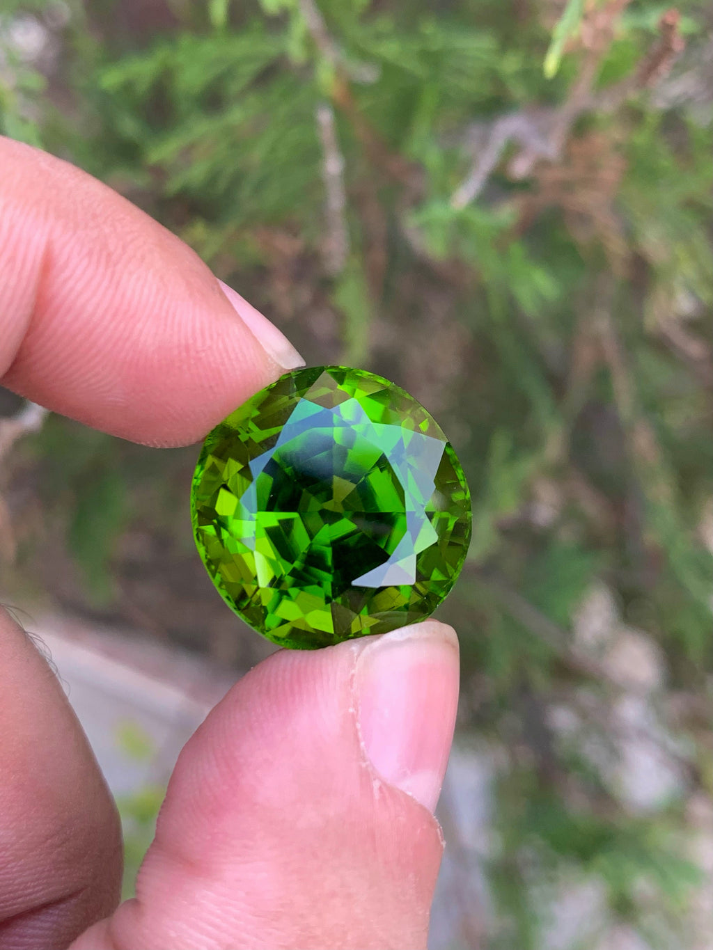 Olive Green Peridot Gemstone: Round Cut Natural Stone, 37.30 CT