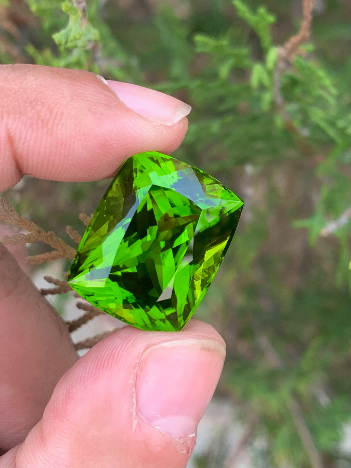 Lime Green Peridot Gemstone: 38.35 CT Round Cushion Cut, August Birthstone