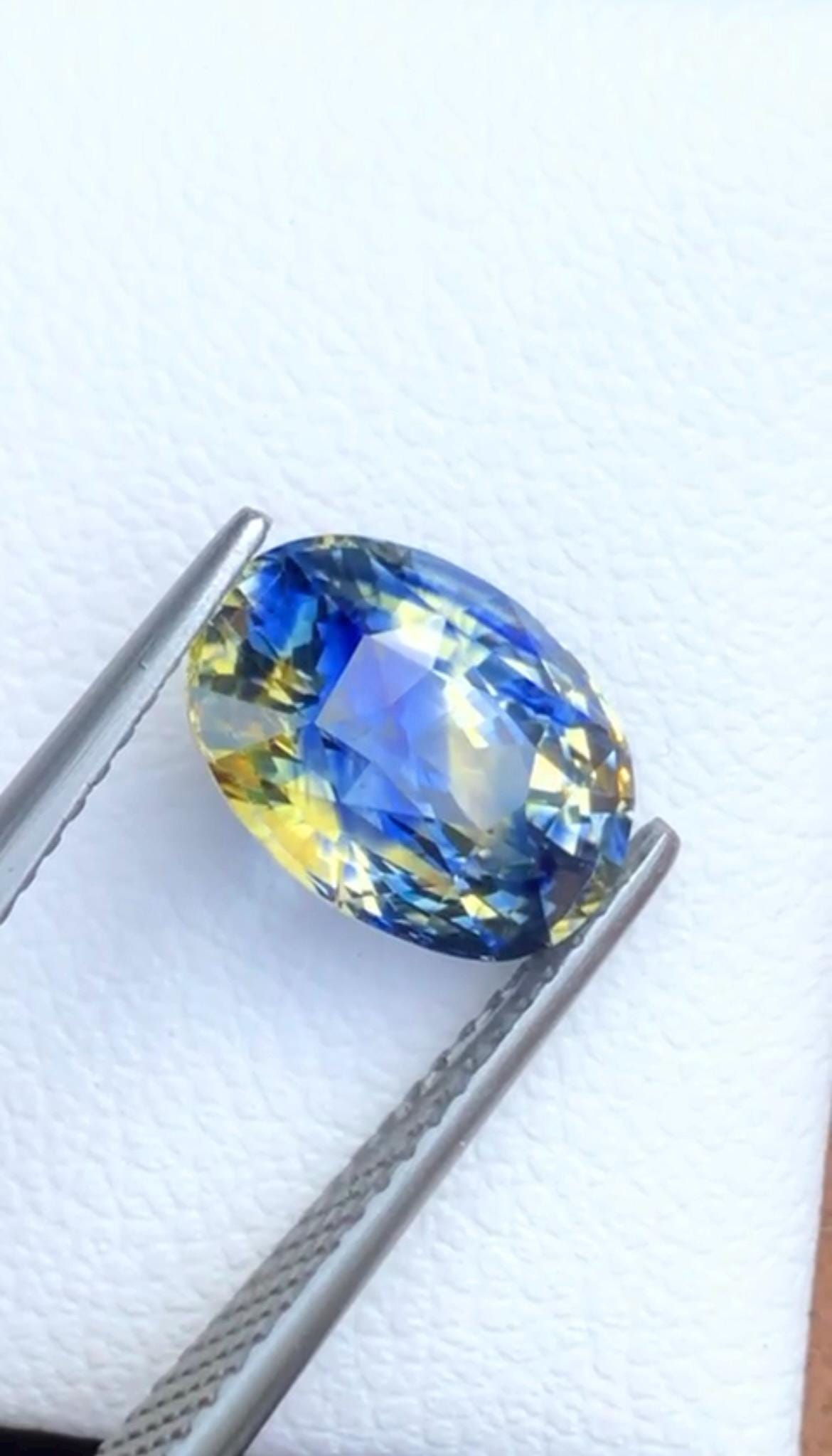 Bi Color Sapphire 4 Ct Oval Cut – Blue-Yellow Gem from Sri Lanka
