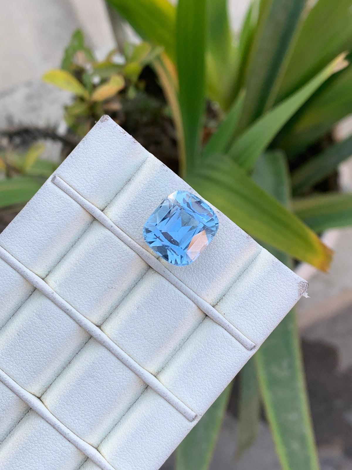 Santa Maria Aquamarine Gemstone: 12.80 ct Cushion Cut Blue Beryl