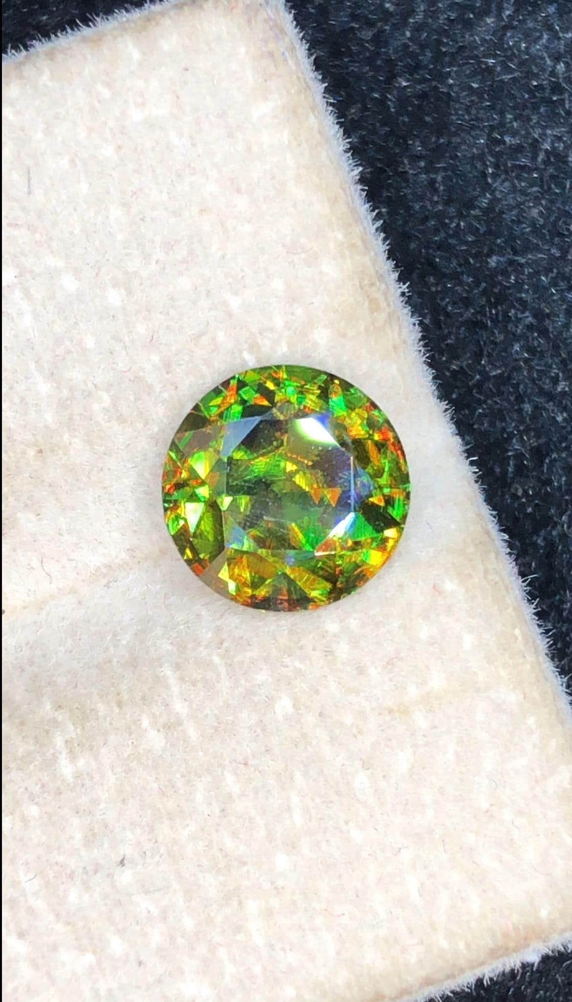 Chrome Sphene 1.75ct Round Cut – Madagascar • Full Fire