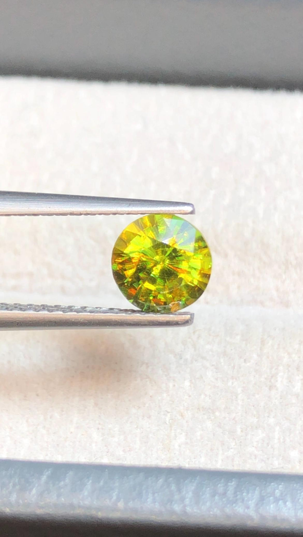 Chrome Green Sphene 1ct Round Cut – Madagascar • Full Fire