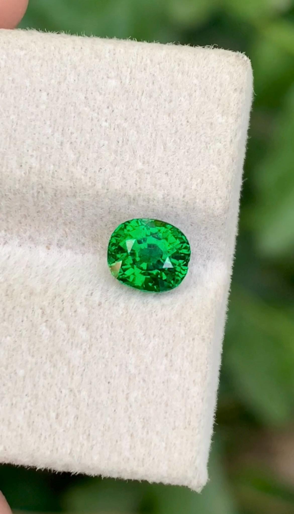 Tsavorite Garnet 1.15ct Oval Cut – Vivid Green Gemstone from Tanzania