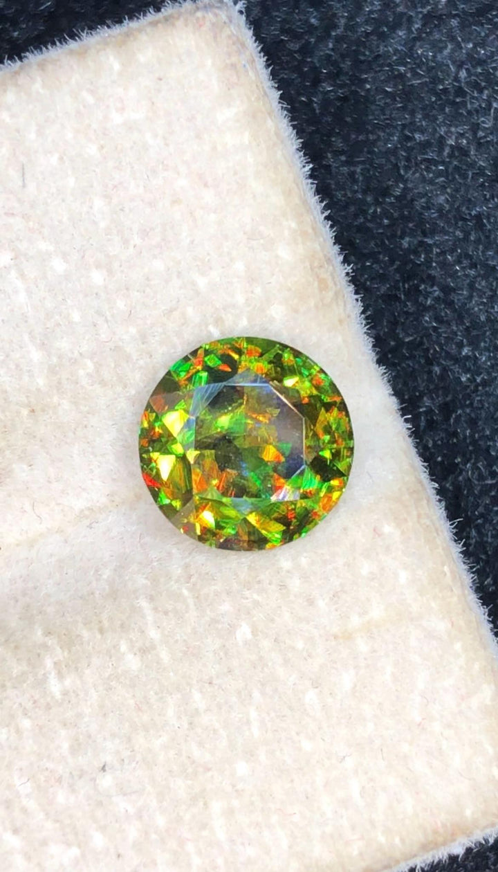 Chrome Sphene 1.75ct Round Cut – Madagascar • Full Fire