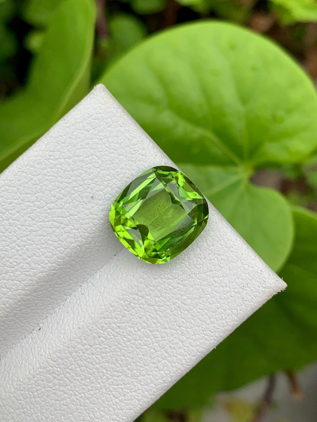 Cushion Cut Peridot Gemstone: Green Faceted Loose Stone, 4.75 CT