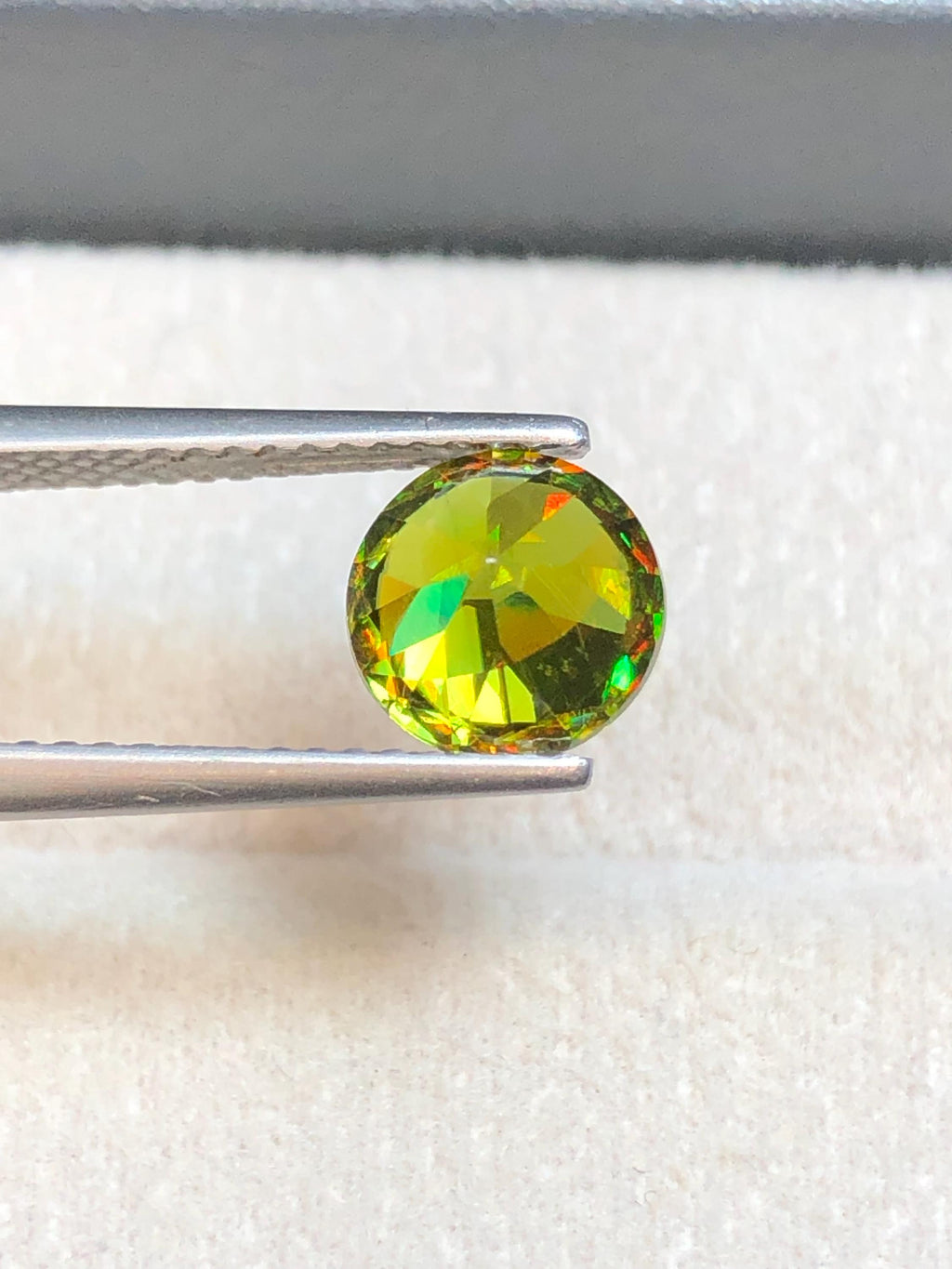 Chrome Sphene 1.75ct Round Cut – Madagascar • Full Fire