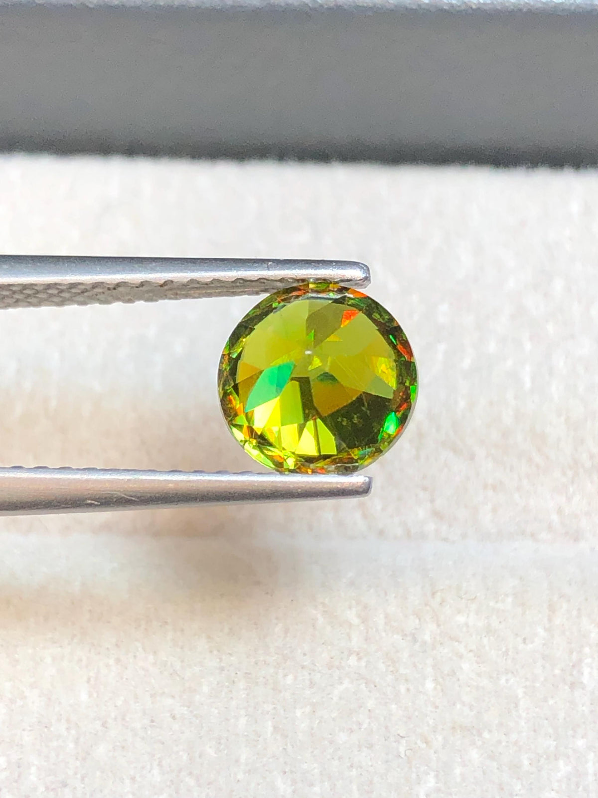Chrome Sphene 1.75ct Round Cut – Madagascar • Full Fire