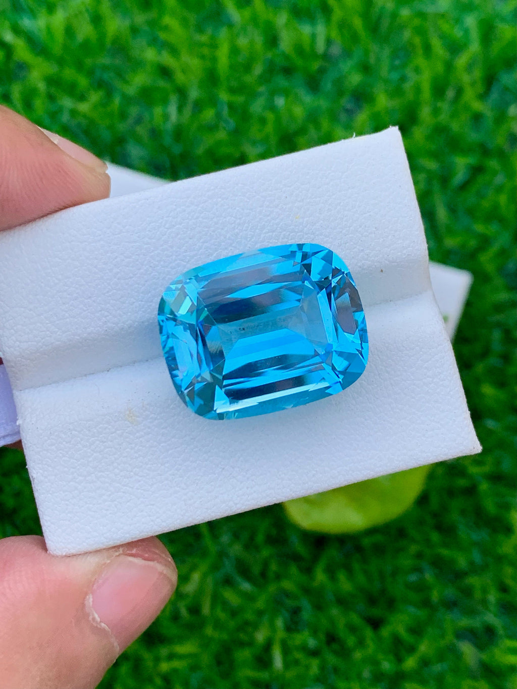 Swiss Blue Topaz Gemstone: 23.40 CT Cushion Cut Stone