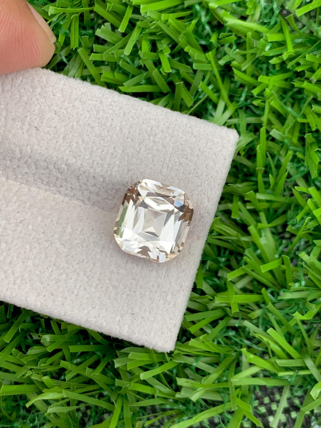 Morganite 4.60ct Cushion Cut – Golden Peach Sparkle