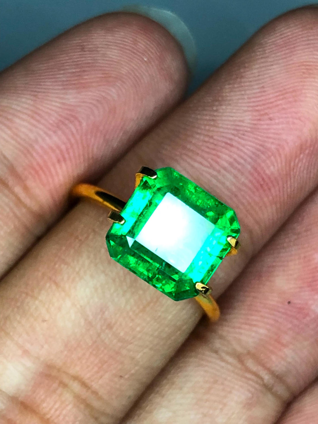 3.97 Ct Top Quality Natural Vivid Green Emerlad from zambia