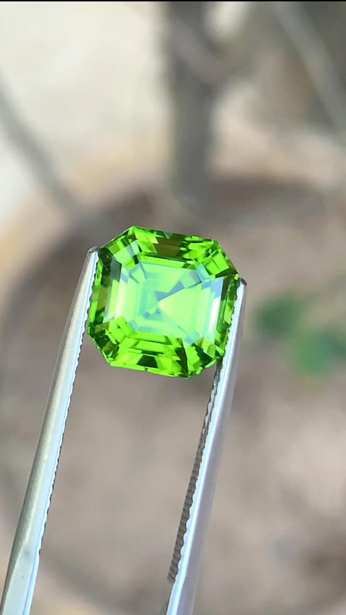 Asscher Cut Peridot Gemstone: Natural Olive Green, 4.50 Carat